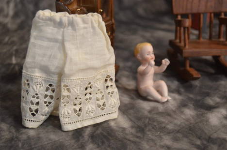 ANTIQUE PANTALOONS FOR SMALL BISQUE DOLL: DELICATE ANTIQUE PANTALOONS FOR A SMALLER ANTIQUE BISQUE HEAD OR COMPOSITION DOLL. CUTWORK DESIGN ON LEGS. 4 1/2" LONG. MINOR IMPERFECTIONS.