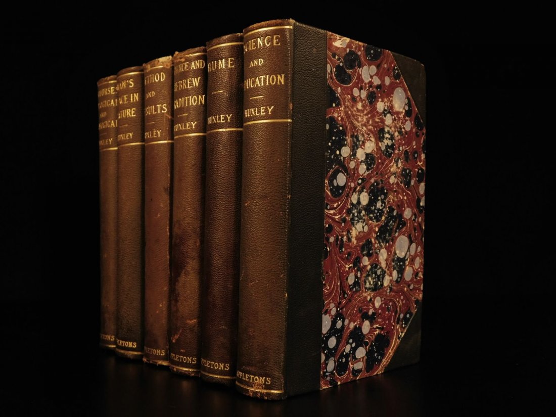 1897 Thomas Huxley EVOLUTION Essays Darwin Biology Phil: 1897 Thomas Huxley EVOLUTION Essays Darwin Biology Philosophy Ethics 6v “Life is too short to occupy oneself with the slaying of the slain more than once.” – Thomas Huxley Charles Darwin is unqu