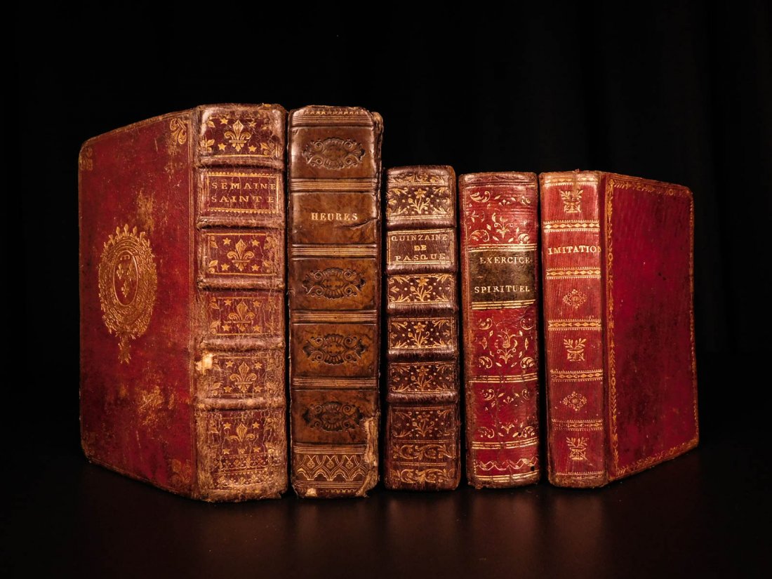 1722 ARMORIAL ROYAL / Nobility PROVENANCE Catholic: 1722 ARMORIAL ROYAL / Nobility PROVENANCE Catholic Church Holy Week RARE LOT A collection of 5 books of Catholic liturgy including the Divine Office of Holy Week, an Imitation of the Holy Virgin and a