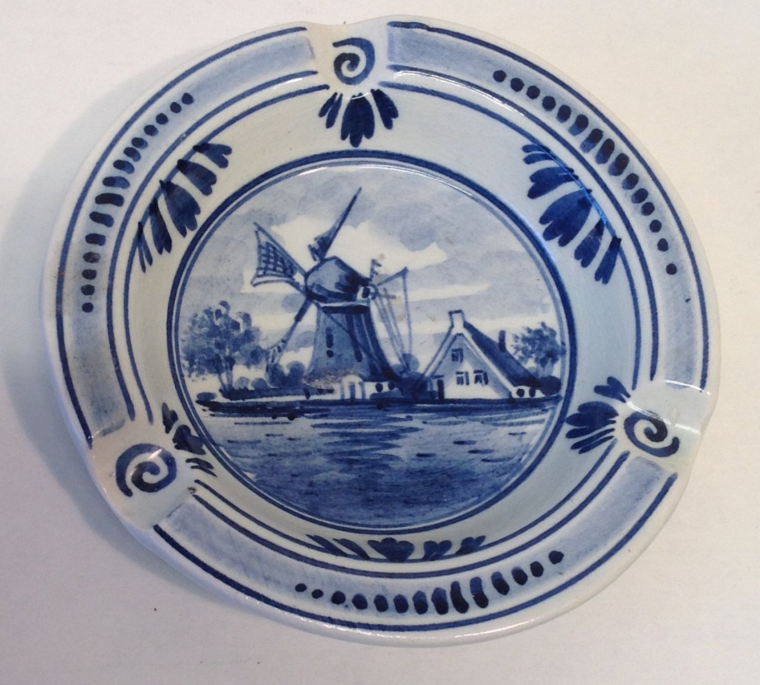 Vintage Large Delft Windmill Ashtray: Vintage Delft Windmill ashtray in traditional Delft colors.Material: Porcelain Measurements: 5.25 Diameter rim. Condition: Good. Shipping cost: $10. Note: This item has no reserve
