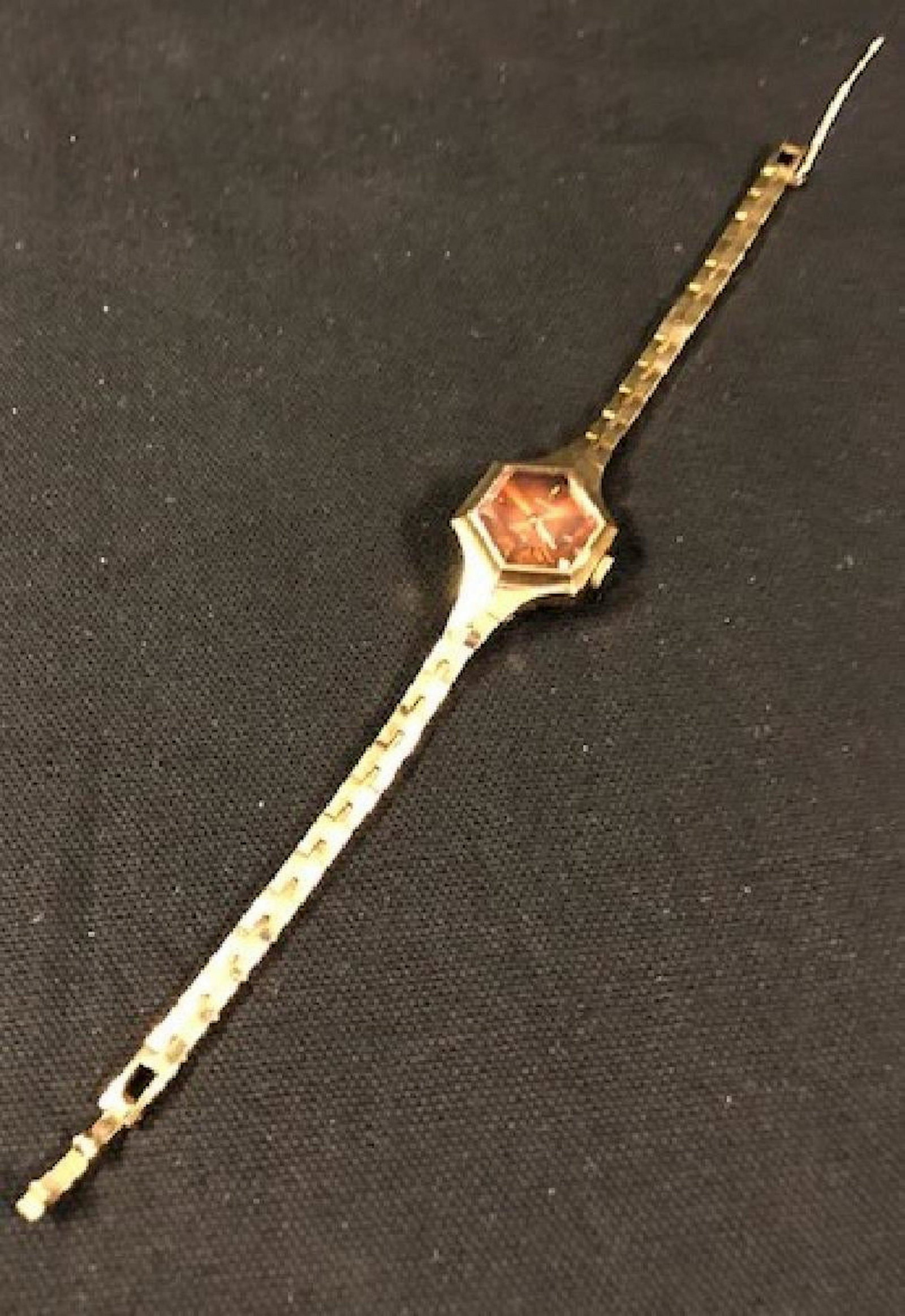 Retro, Wonderful Ladies Vintage Seiko Watch: Description: Fantastic vintage ladies Seiko watch, 17 jewel, manual wind. In gold tone, watch face is a great hexagon shape with a beautiful, velvety bronze color face. Petite and classy. Chain band, 