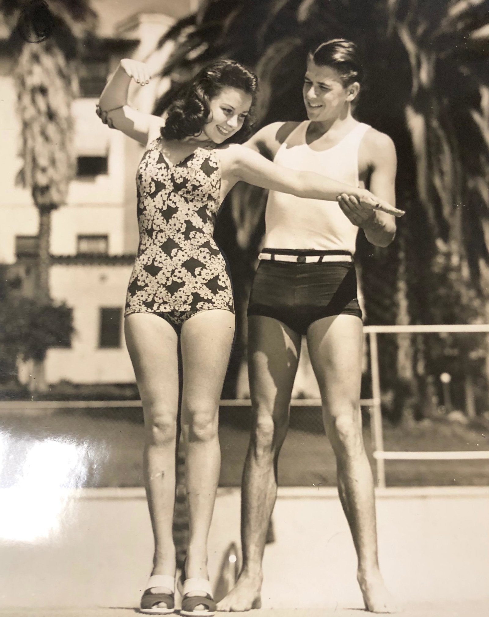 Vintage Hollywood Movie Humor Ronald Reagan 8 x 10: Description: Vintage Hollywood Movie Humor Ronald Reagan 8 x 10 black and white glossy swimsuit swimming lessions photo MH- 9 26-B Schuyler Grail photo MH-9 27-B Schuyler Grail photo; Shipping Charges