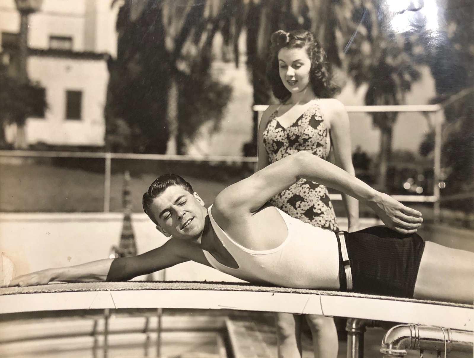 Vintage Hollywood Movie Humor Ronald Reagan 8 x 10: Description: Vintage Hollywood Movie Humor Ronald Reagan 8 x 10 black and white glossy swimsuit swimming lessions photo MH- 9 26-B Schuyler Grail photo; Shipping Charges: $12.00 Except to Alaska, Hawa
