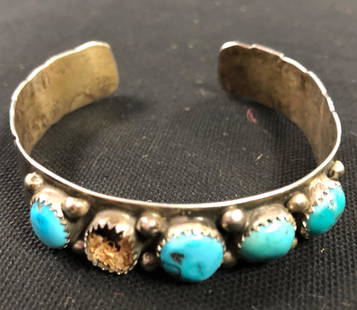 Beautiful Vintage Sterling Silver Turquoise Bracelet: Description: Beautiful vintage sterling silver turquoise cuff bracelet. Missing one turquoise stone. Material: Sterling silver/ turquoise. Measurement approximate Ladies size 7. Shipping: $12.00