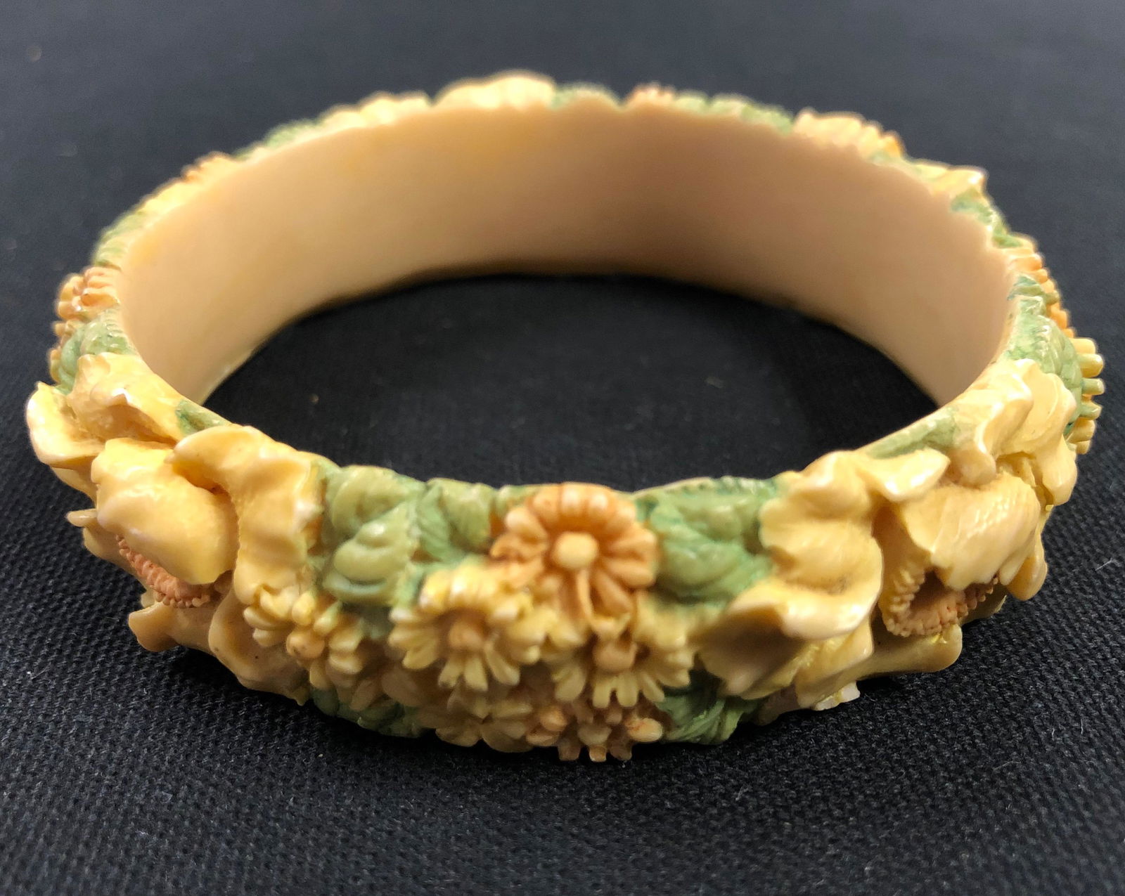 Gorgeous Vintage Bakelite Yellow Bangle Bracelet (1 of 2)