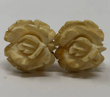Petite 1940s Vintage Acrylic Cream Flower Earrings: Description: Petite and lovely vintage acrylic cream floral earrings from the 1940s; gold tone screw closure style. Measurement: approximate .50" (INCHES). Shipping: $12 different rate to Alaska,