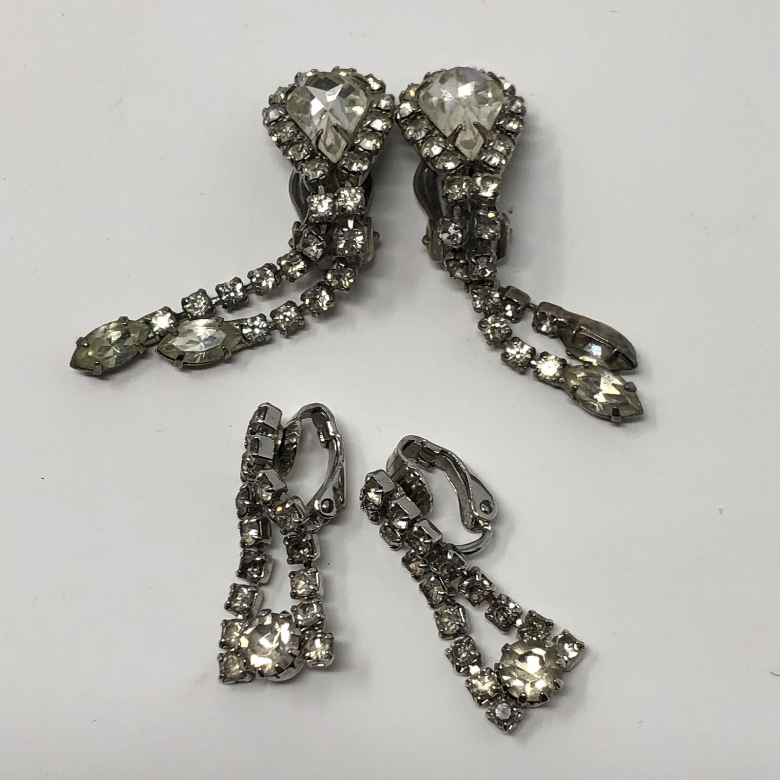 Vintage Weiss Rhinestone Earrings (1 of 2)