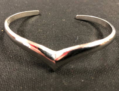 Splendid Vintage Avon Bracelet: Description: Beautiful vintage Avon cuff-style bracelet, stamped with AVON copyright on interior. Material: Silver tone metal. Measurement approximate 8" (INCHES). Shipping: $12.00 within the United