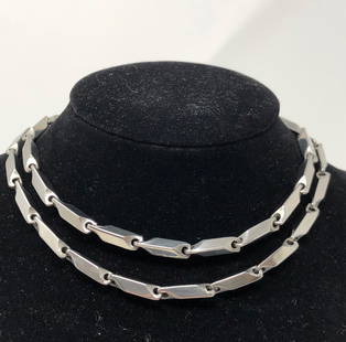 Stylish Ladies Link necklace: Description: Very sleek ladies link necklace, most probably silver plate over brass from the weight. Necklace is very nice, high quality, well made costume jewelry. Material: silver plate.