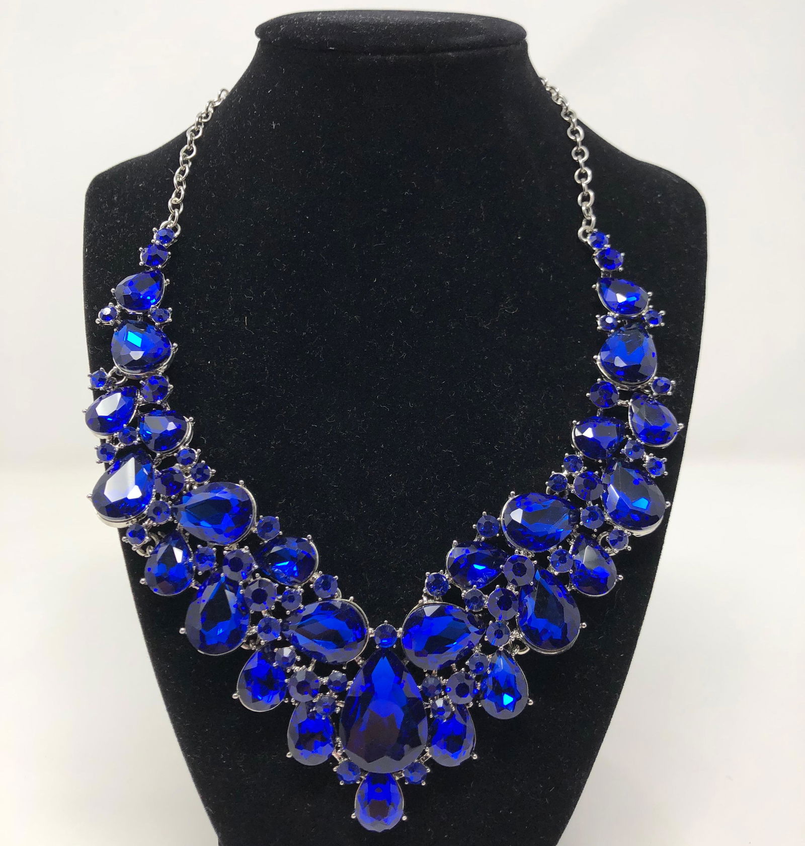 Glamorous Blue Crystal Necklace (1 of 2)