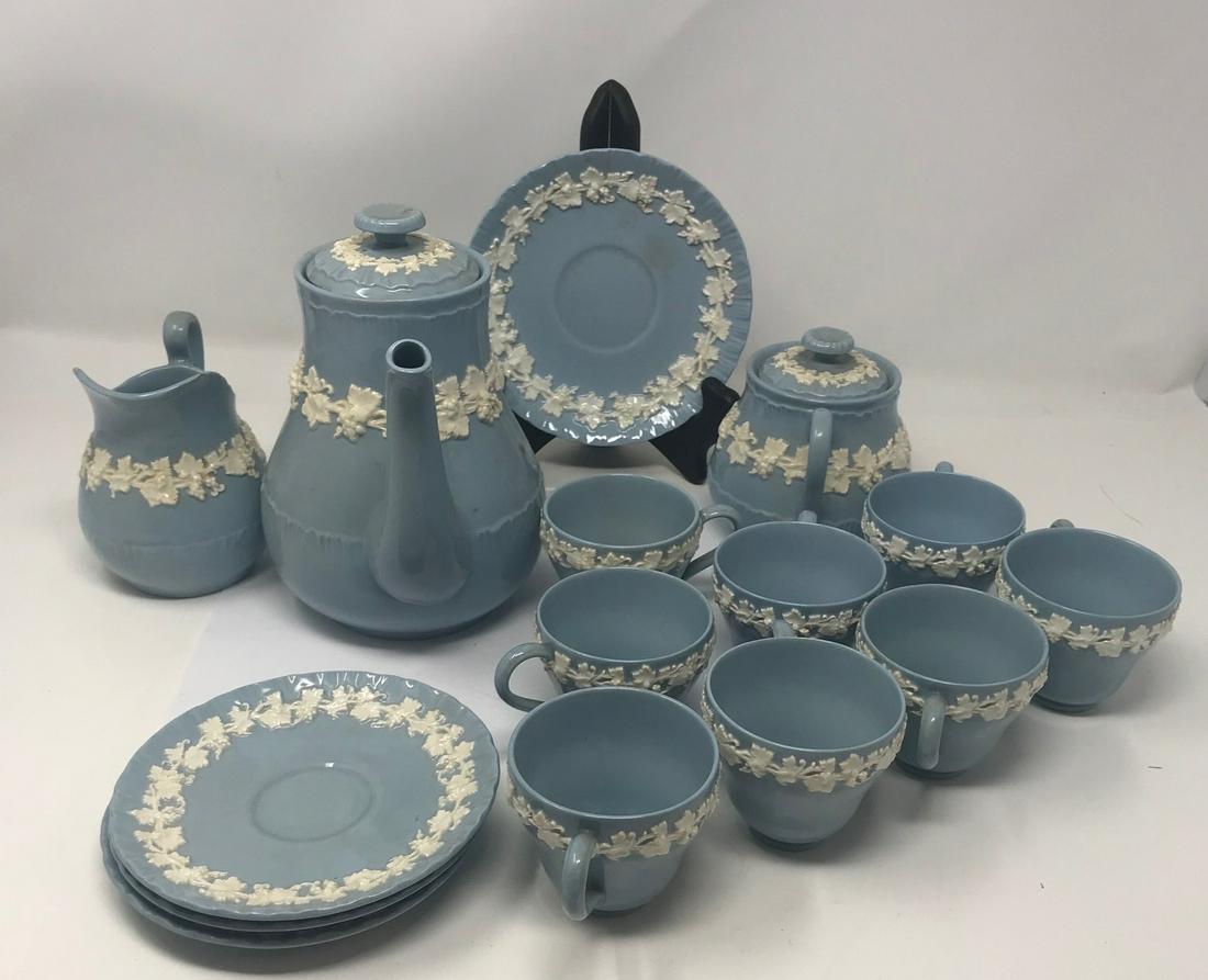 Incomplete WEDGWOOD OF ETRURIA Tea set: Teapot & lid & (1 of 5)