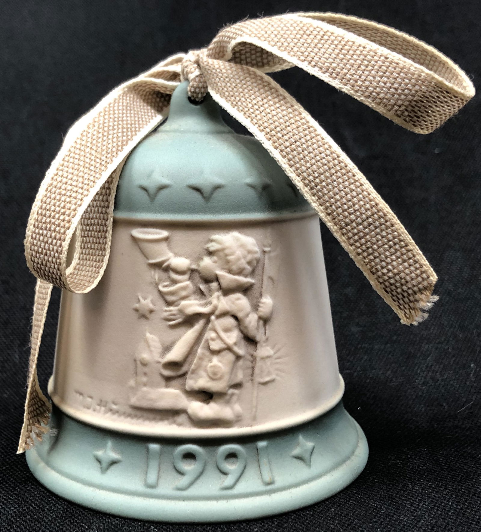 GOEBEL CHRISTMAS bell light purple, ribbon, 1991: GOEBEL CHRISTMAS bell light purple, ribbon, 1991; 3in x 3in approx; Shipping cost: $17. Different rate to California, Alaska, Hawaii and all international apply.