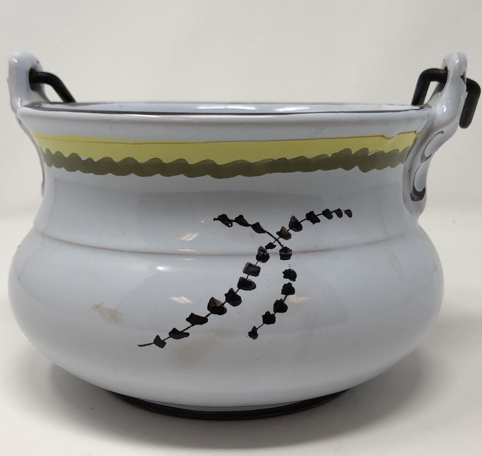 Ceramic round pot w metal handle (1 of 5)