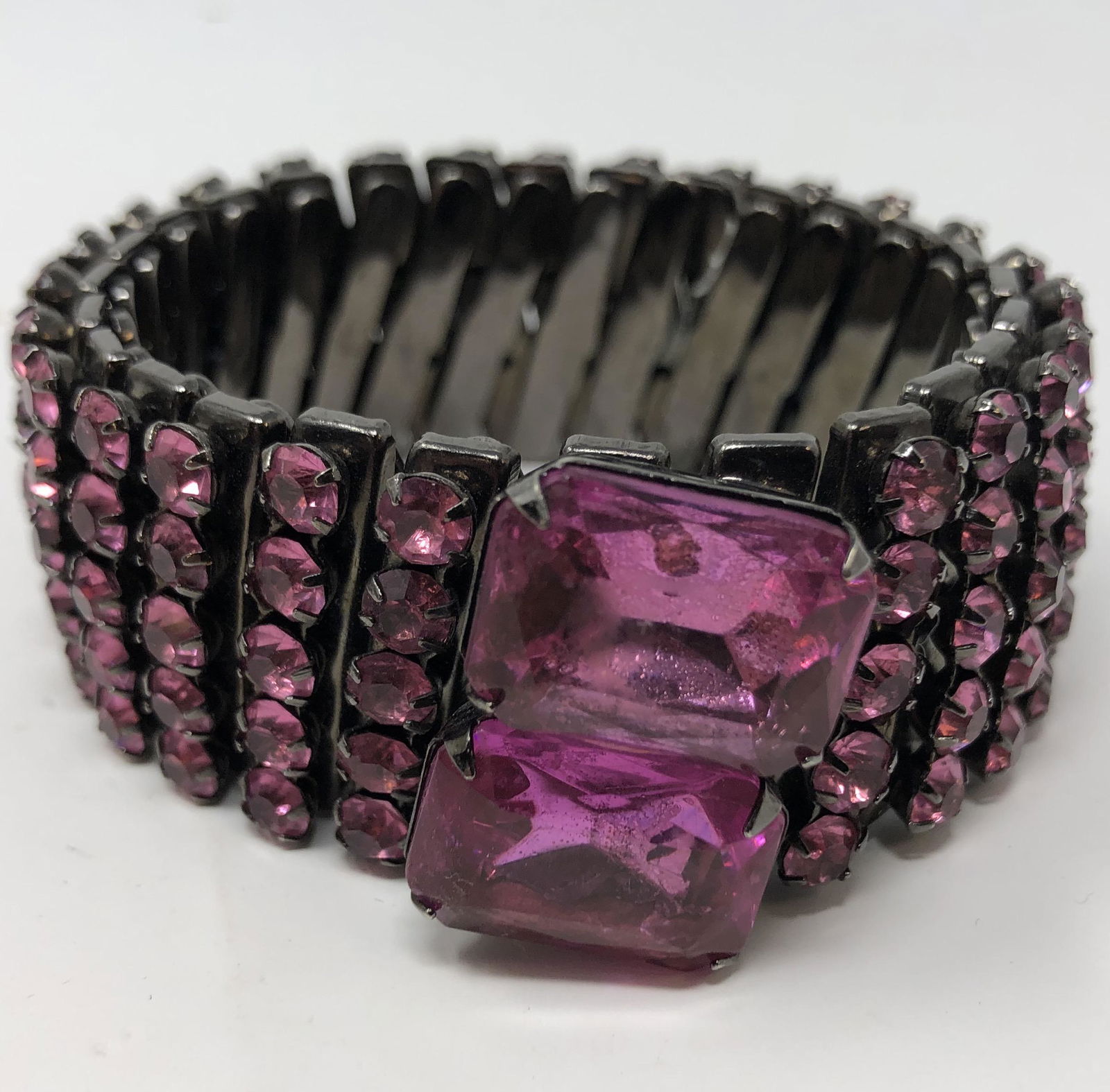 Pretty pink stone stretch bracelet (1 of 2)