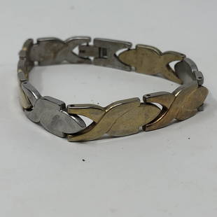 Silver & Gold Alternating Links Design Bracelet: Silver & Gold Alternating Links Design BraceletApproximate measurements: 7 inches total length;Materials: Gold & silver toned metal;Condition: used, good;Shipping cost: $12. Different rate to