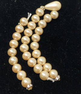 Once a lovely 15" or so faux pearl necklace needs TLC: Once a lovely 15" or so faux pearl necklace needs TLC Approximate measurements: pieces & strands that make up a likely 15 inch necklace;Materials: faux pearl;Condition: used, good;Shipping cost: