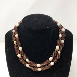 Brown plate discs & white nutshelly beads necklace: Brown plate discs & white nutshelly beads necklaceApproximate measurements: 28 inches;Materials: Wood or plastique;Condition: used, good;Shipping cost: $12. Different rate to California, Alaska,