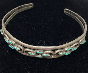 Silver/Turqoise bead SWEET 2.25x2 child bracelet: Silver/Turqoise bead SWEET 2.25x2 child braceletApproximate measurements: 2.25 x 2 inches;Materials: metal, stone, plastic;Condition: used, good;Shipping cost: $12. Different rate to California,
