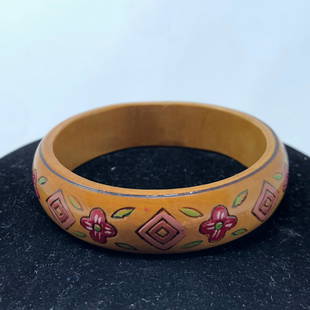 BROWN WOODEN BANGLE BRACELET: BROWN WOODEN BANGLE BRACELETApproximate measurements: 3 inches round;Materials: Felt, fabric;Condition: used, good;Shipping cost: $12. Different rate to California, Alaska, Hawaii and all