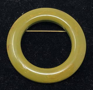 Vintage Olive Bakelite? Round Brooch pin 2": Vintage Olive Bakelite? Round Brooch pin 2"Approximate measurements: 2 inches round;Materials: plastic, metal;Condition: used, good;Shipping cost: $12. Different rate to California, Alaska, Hawaii