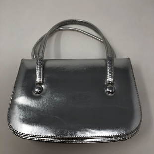 SILVERY METALLIC evening bag clasp previously owned: SILVERY METALLIC evening bag clasp previously owned but looks never usedApproximate measurements: 8 x 6 x 2.5 inches straps each 15 inches;Materials: fabric, leathery materic, metal;Condition: used,