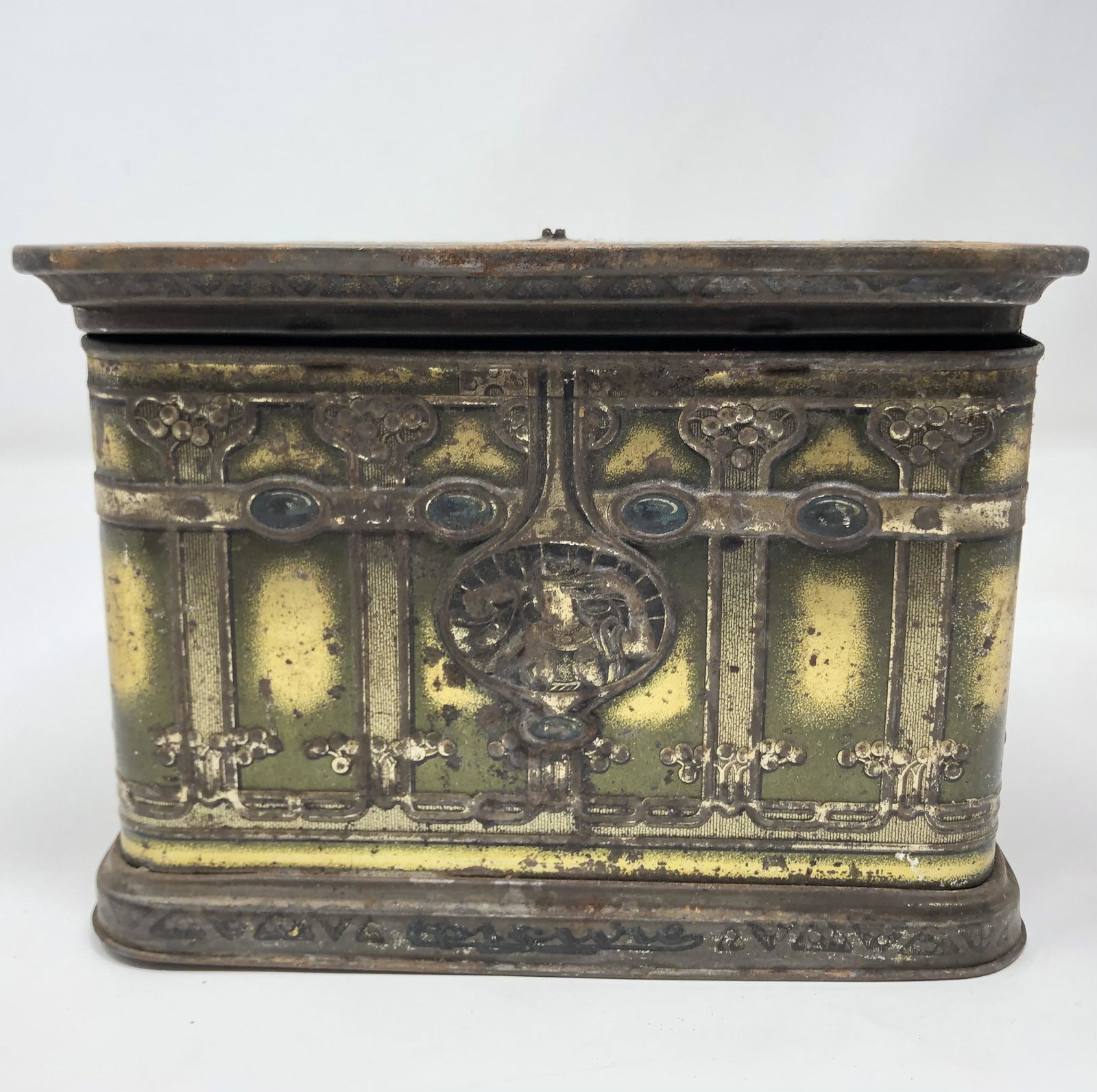 Epicure Smoking Tobacco Tin: Epicure Smoking Tobacco Tin. Materials: metal; Condition: used, good; Shipping cost: $12. Different rate to California, Alaska, Hawaii and all International apply.