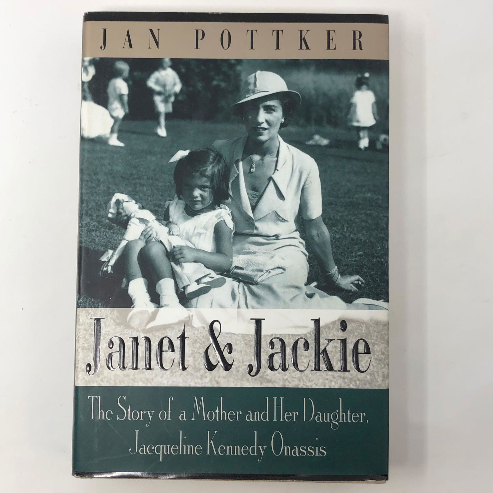 Janet and Jackie, Jan Potter, St Martins Press, 1st: Janet and Jackie, Jan Potter, St Martins Press, 1st edition, 2001, hardcover, dust jacket in nice condition. Approximate measurements: 9.5 x 6.5 x 1.5 inches; Materials: paper; Condition: used, good;