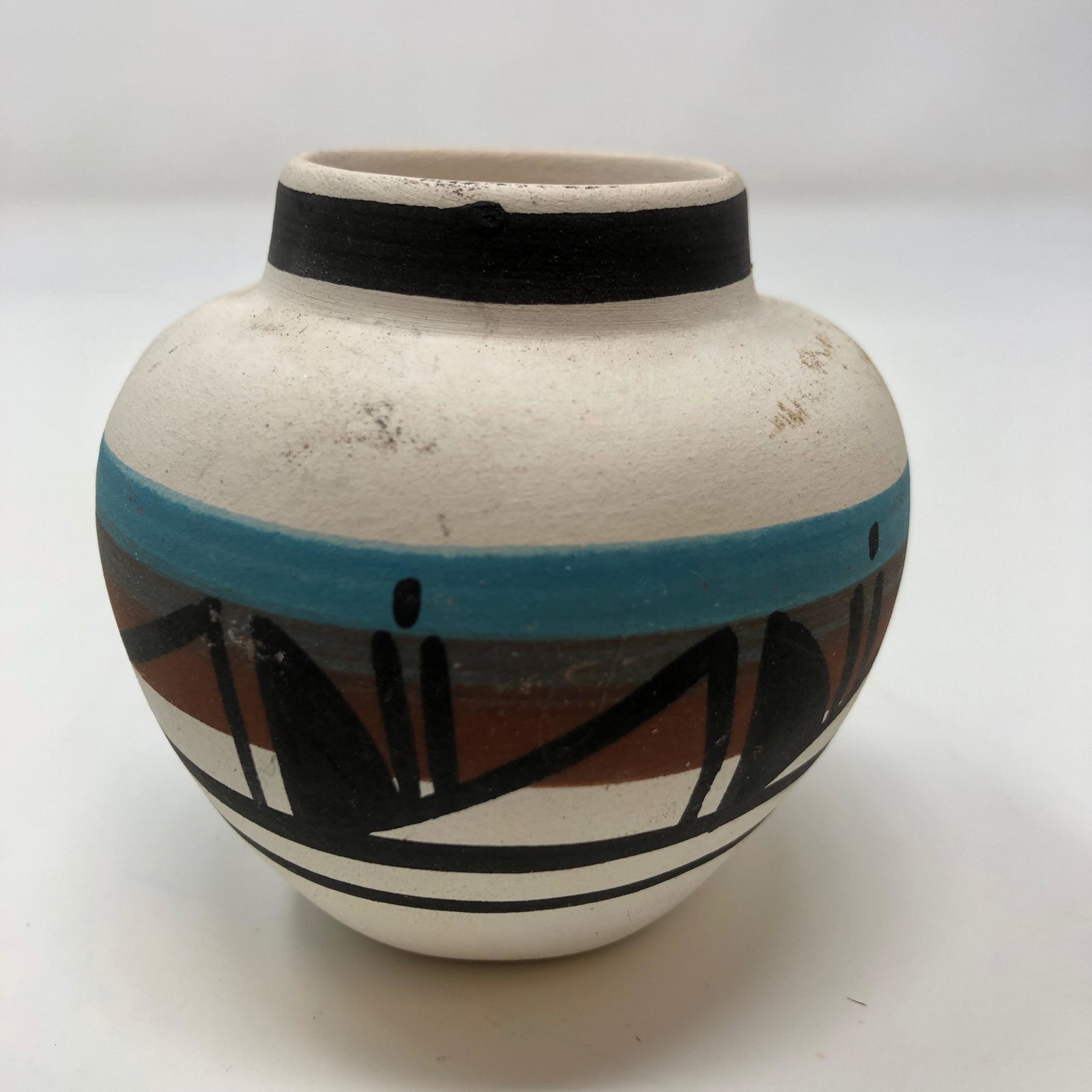 Signed on bottom MESA VERDE POTTERY vase w certificate (1 of 5)