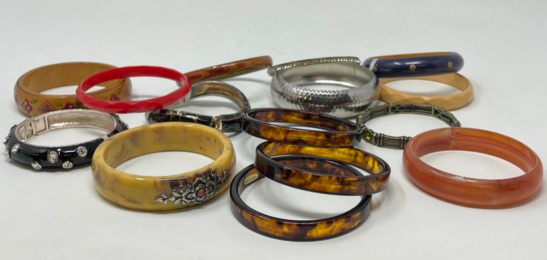 COSTUME JEWELRY: Ten pieces of assorted bracelets/ (1 of 3)