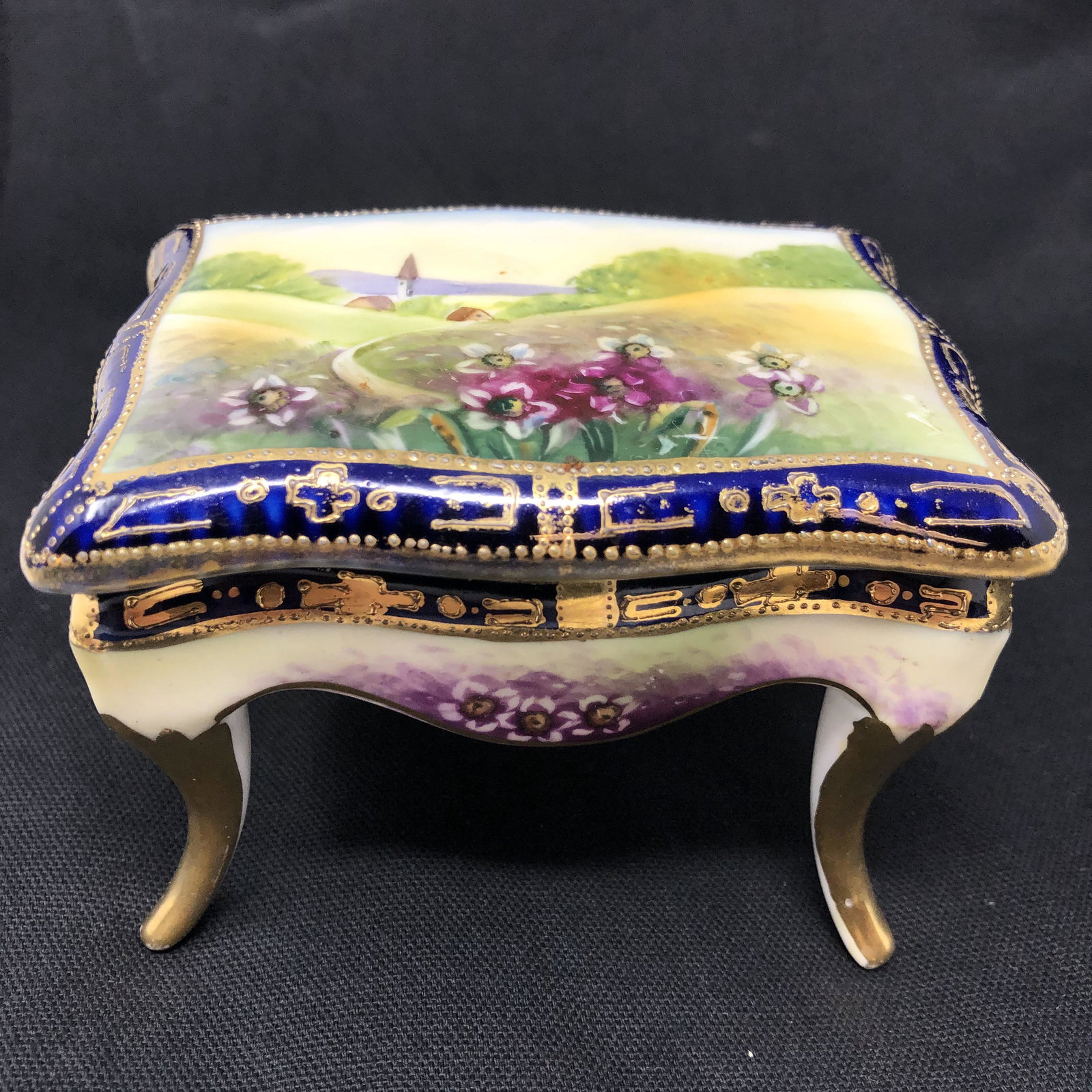 NIPPON M WREATH handpainted Porcelain 4 legged w lid: NIPPON M WREATH handpainted Porcelain 4 legged w lid Approximate measurements: 4 x 3 x 3 inches Materials: porcelain, gold gilt Shipping cost: $30. Different rate to California, Alaska, Hawaii and all