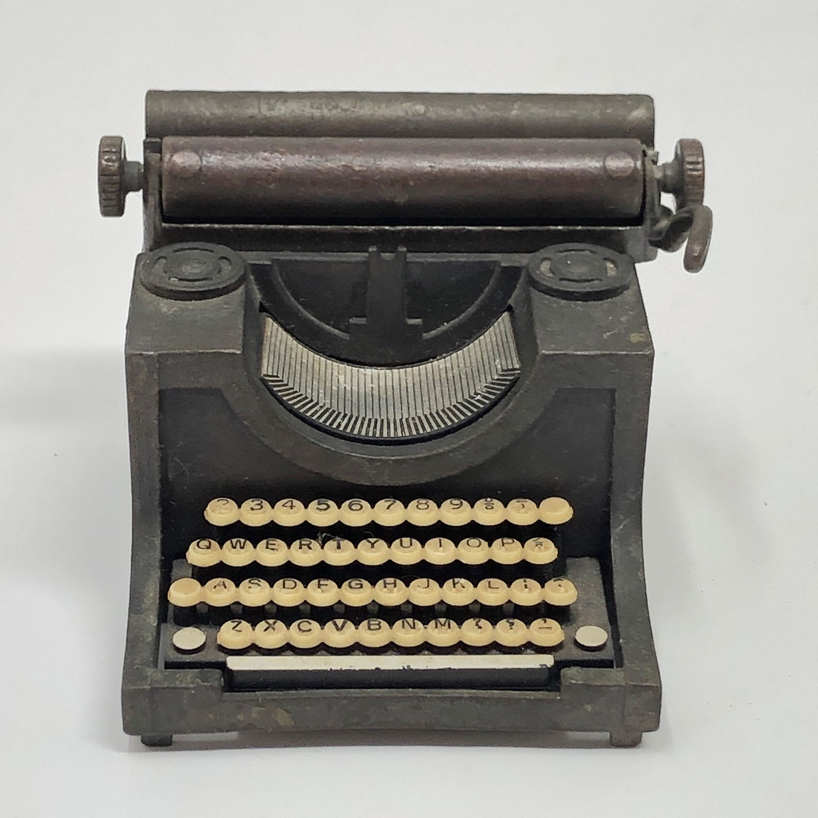 VINTAGE Toy typewriter pencil sharpener (1 of 4)