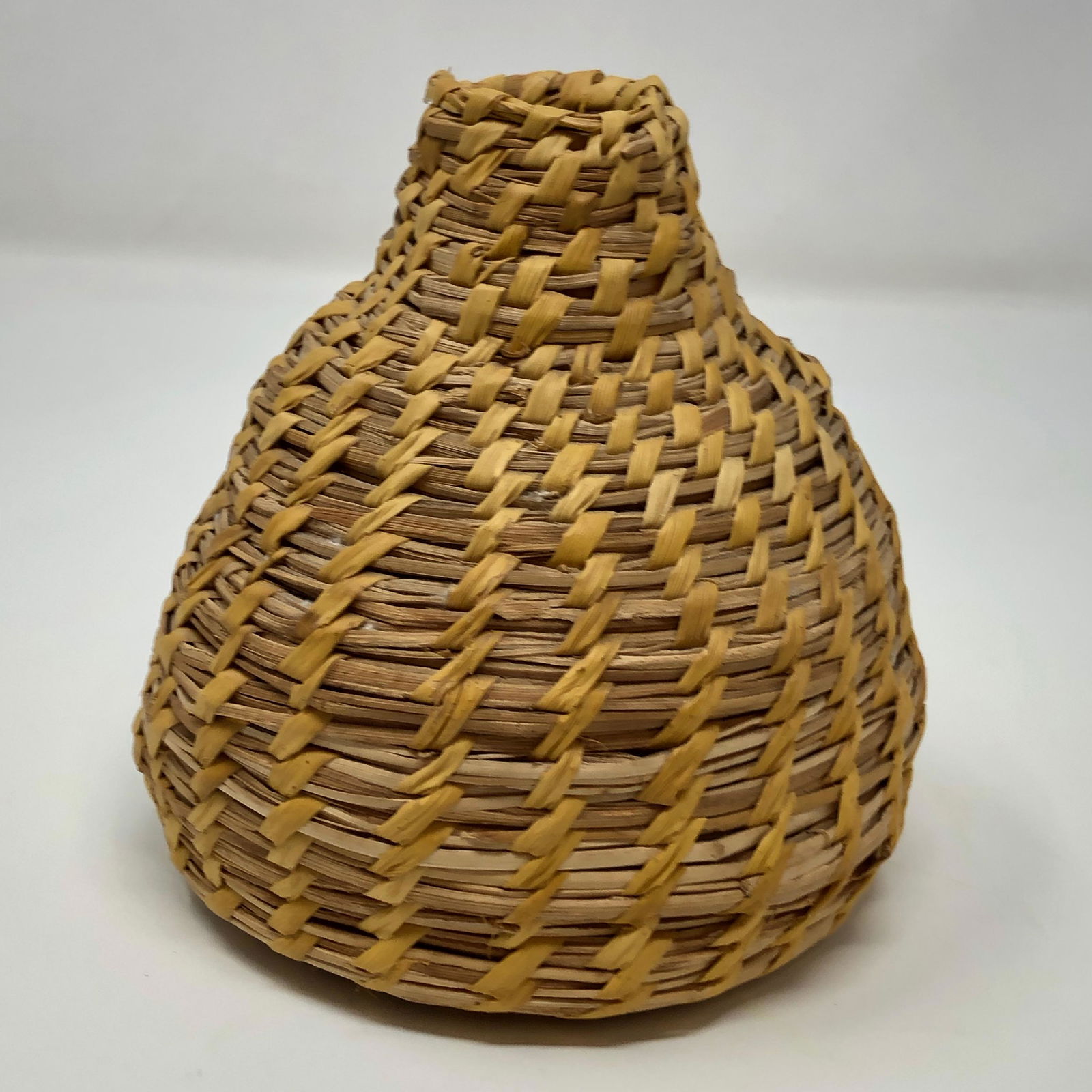 NATIVE AMERICAN INDIAN Straw Grain / Storage basket (1 of 3)
