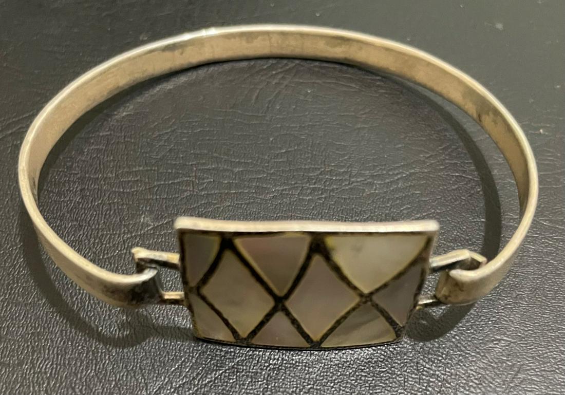 Elegant Sterling silver Moby pearl bracelet: Description: Elegant Sterling silver Moby pearl bracelet Measurement approximate: 3 Inches Material: Silver. TERMS & CONDITIONS SHIPPING: a. Jewelry is charged and dispatched at 5.00 per item. Discoun