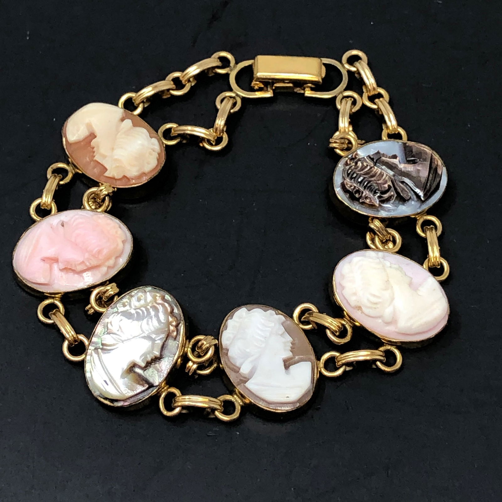 7" Golden Chain Cameo Bracelet (1 of 3)