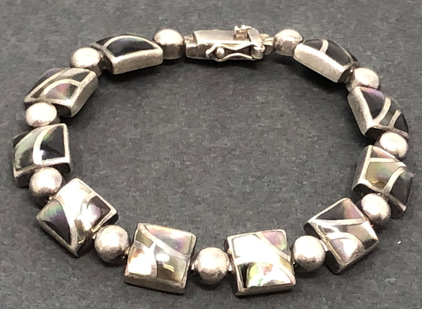7 1/2 inch Silver Rainbow Stone Bracelet: Description: 7 1/2 inch Silver Rainbow Stone Bracelet Approximate measurements: 7.5 inches. Materials: Silver tone chain/globes, rainbow ceramic or stones. TERMS & CONDITIONS SHIPPING: a. Jewelry is c