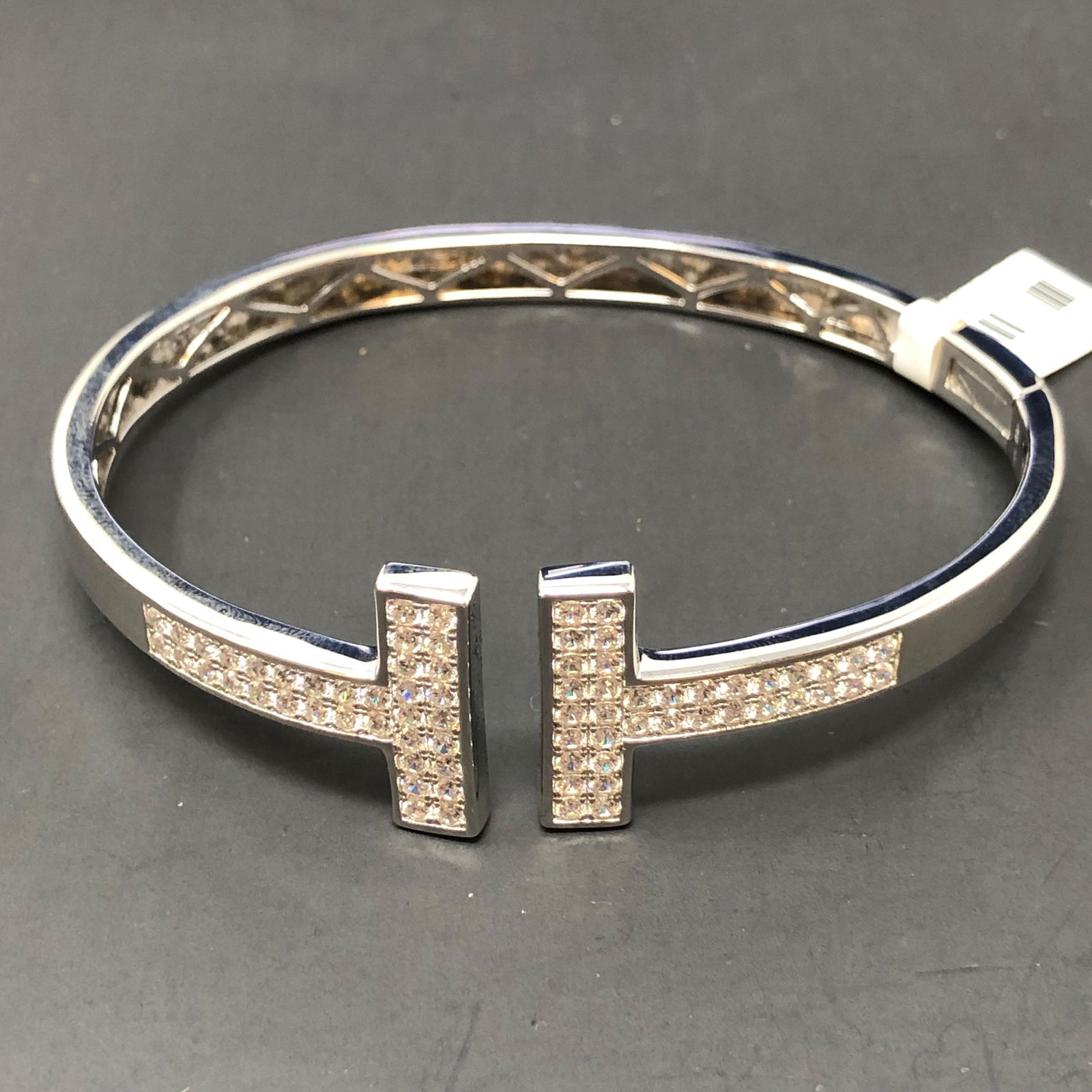 YAGI SWAROVSKI Cuff Bracelet gts-bra-silver-wte white fba0164-1: Description: YAGI SWAROVSKI Cuff Bracelet gts-bra-silver-wte white fba0164-1, YAGI SWAROVSKI gts-bra-silver-wte white fba0164-1, mo dnu $2000 Approximate measurements: 3.75 x 3 inches Materials: , sil