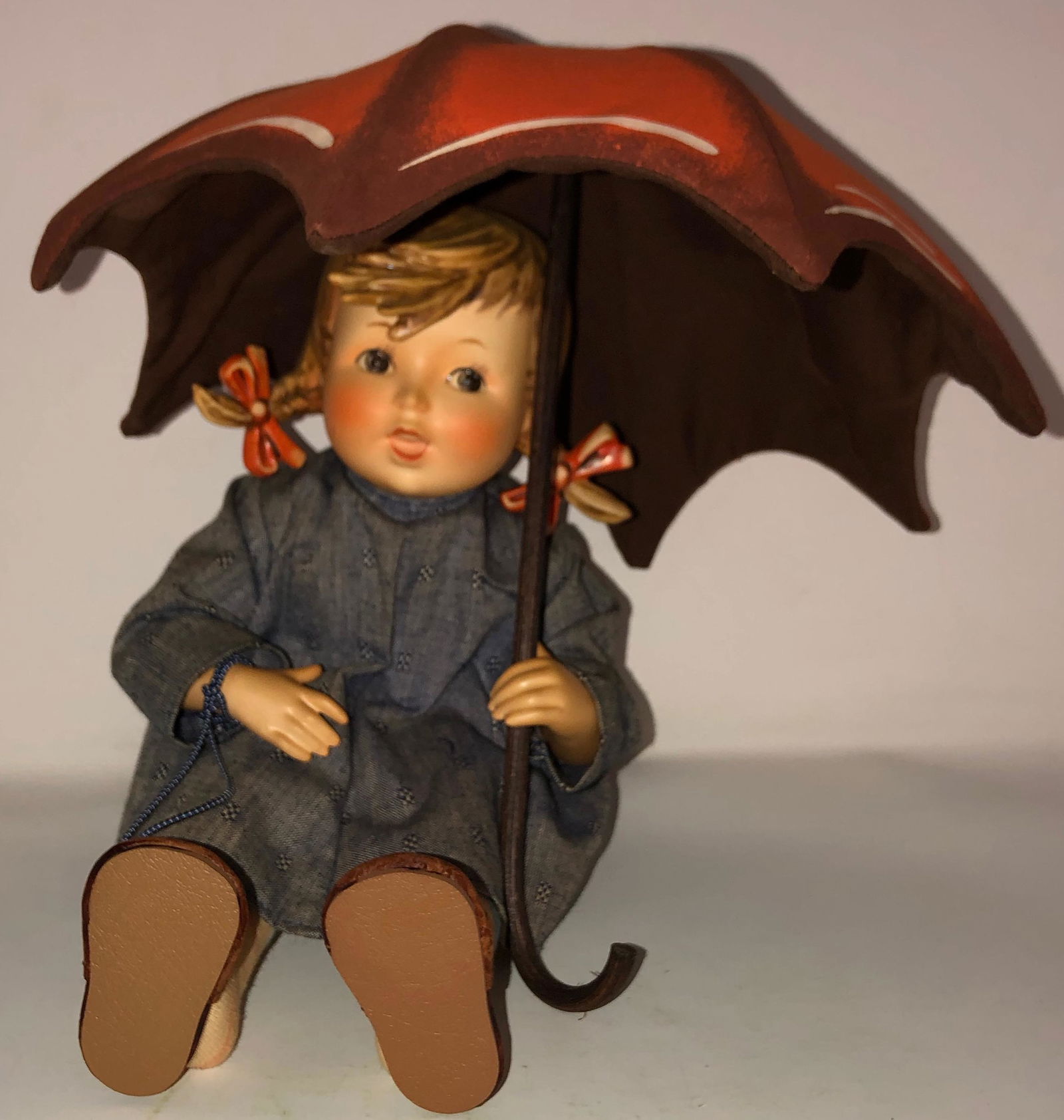 Vintage HUMMEL UMBRELLA GIRL Gold Button AUS DEM HAUSE (1 of 3)