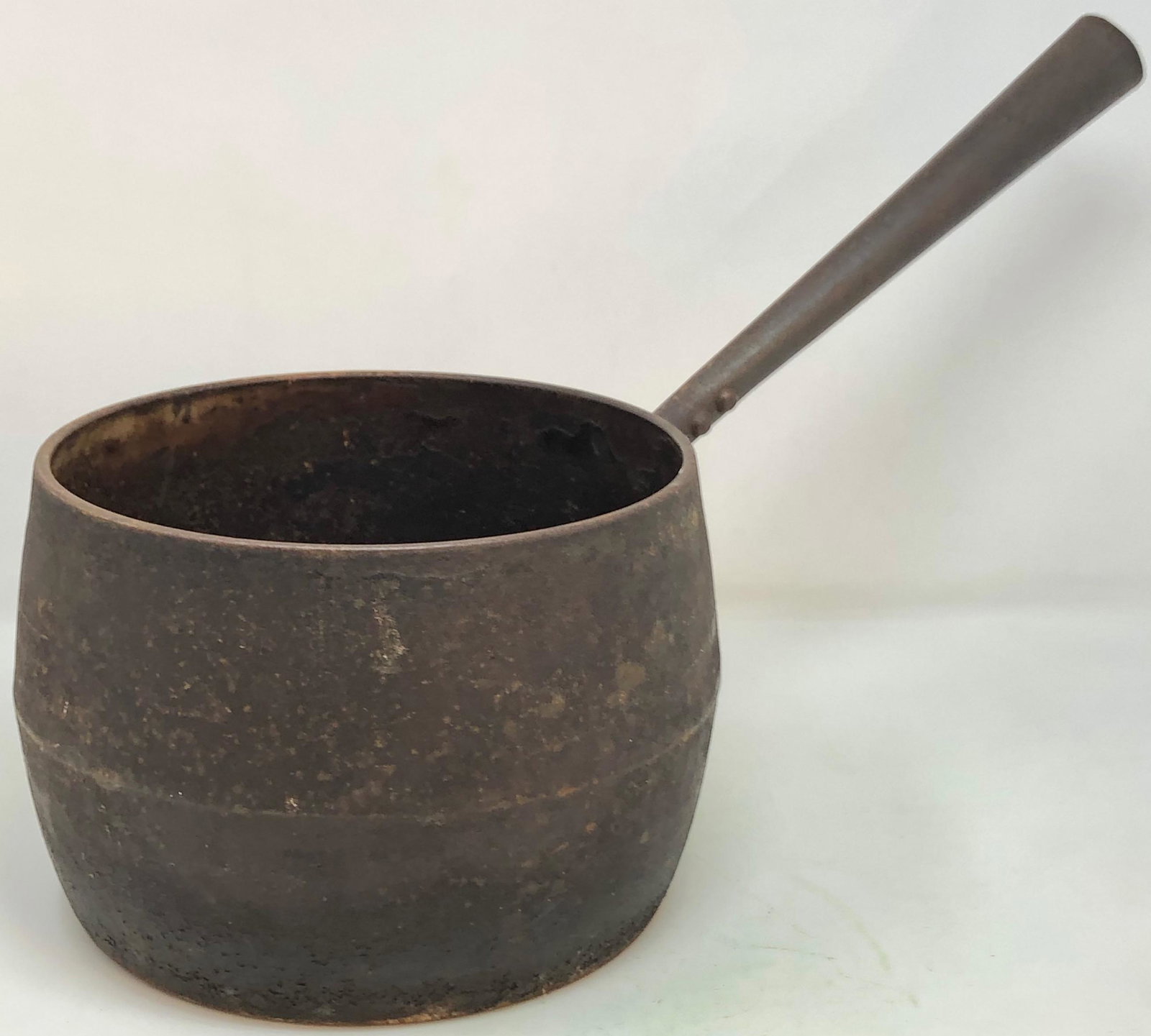 Antique Early American Cast Iron Stovetop Pot / formed handle (1 of 3)