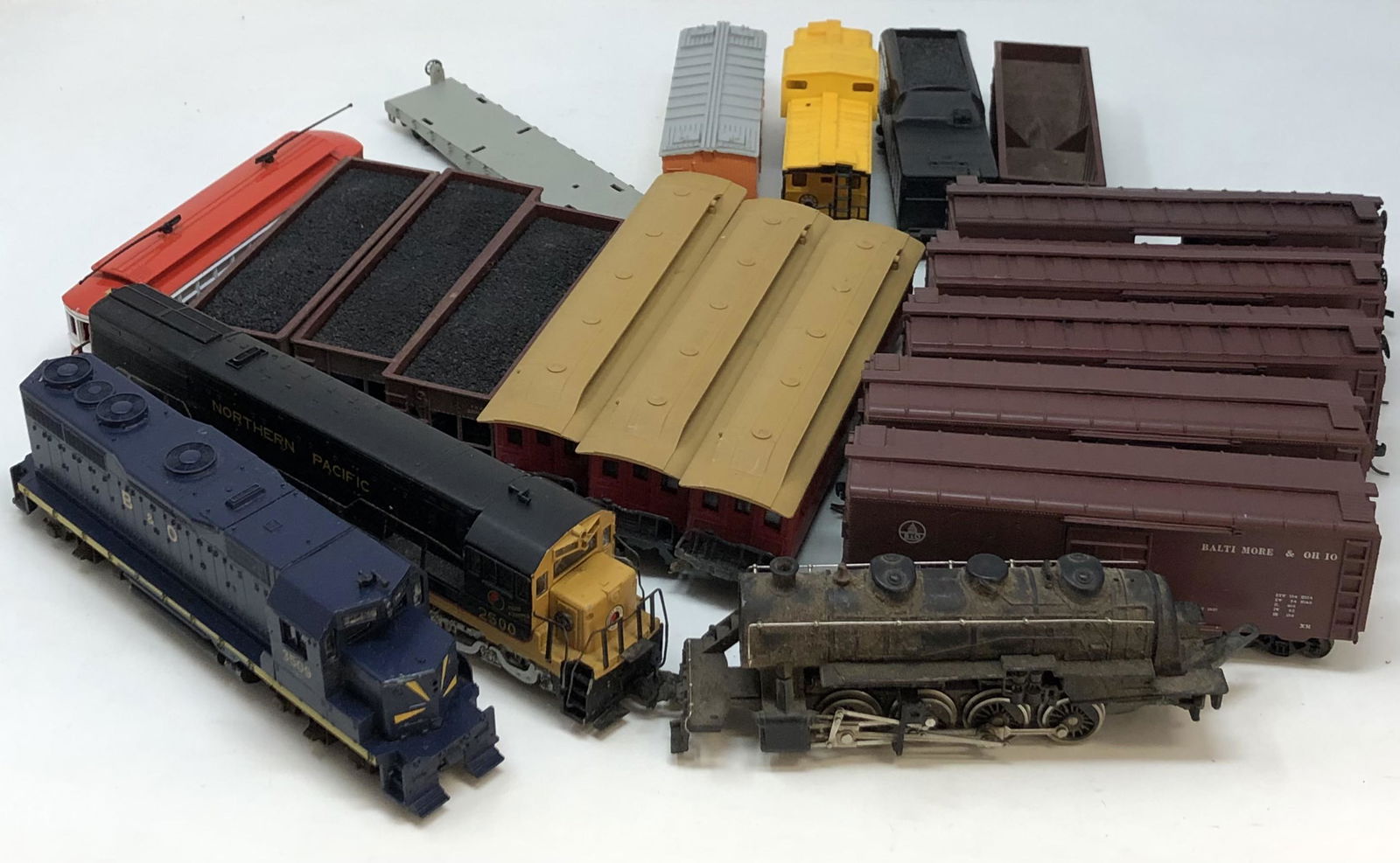 21 pcs Model Train Cars including 2 locomotives, TYCO and Rivorossi (1 of 10)