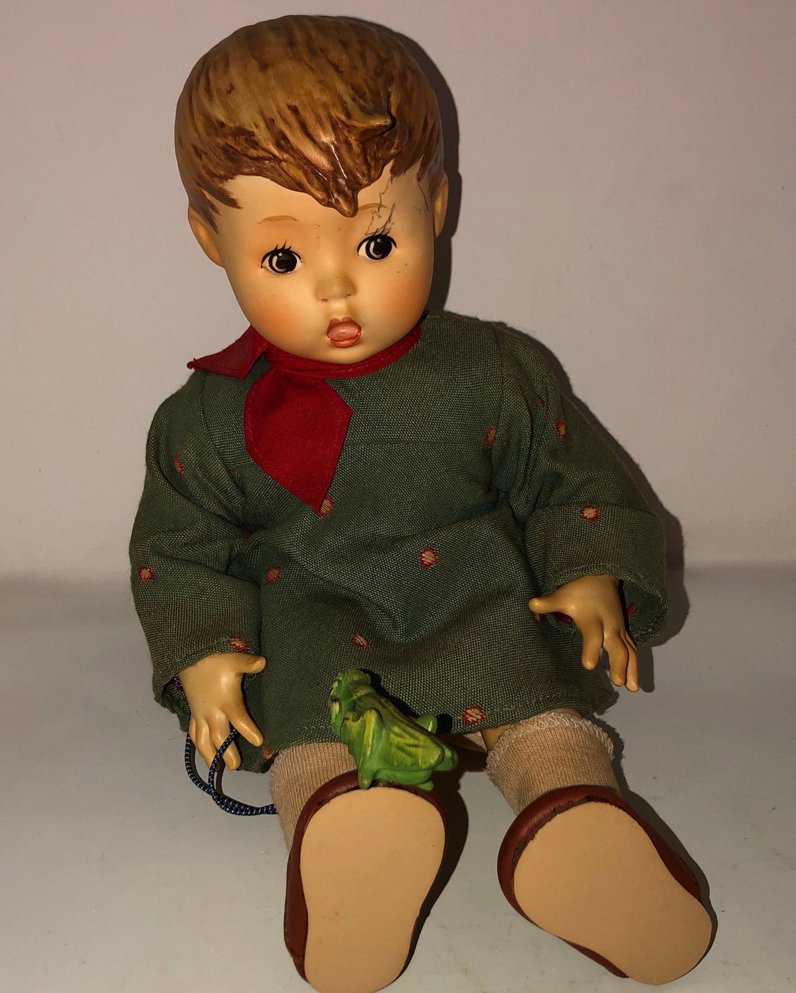 Vintage HUMMEL GRASSHOPPER BOY Gold Button AUS DEM HAUSE: Description: Vintage HUMMEL GRASSHOPPER BOY Gold Button AUS DEM HAUSE, leather shoes, gold tone button, AUS DEM HAUSE. Approximate . Measurements: 8 x 8 inches. Materials: ceramic, leather, fabric, wo