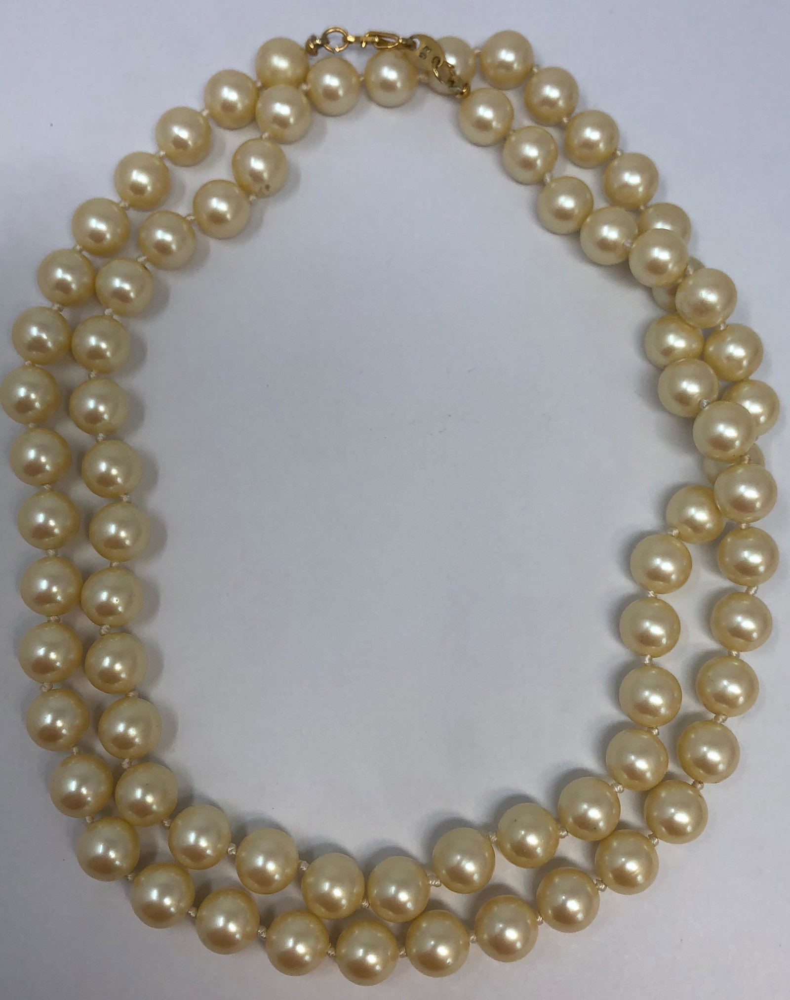 Gorgeous Vintage Alice Caviness pearl necklace: Description: Gorgeous Vintage Alice Caviness pearl necklace . Measurement approximate: 30"l Material: Pearl. This item has a reserve price.