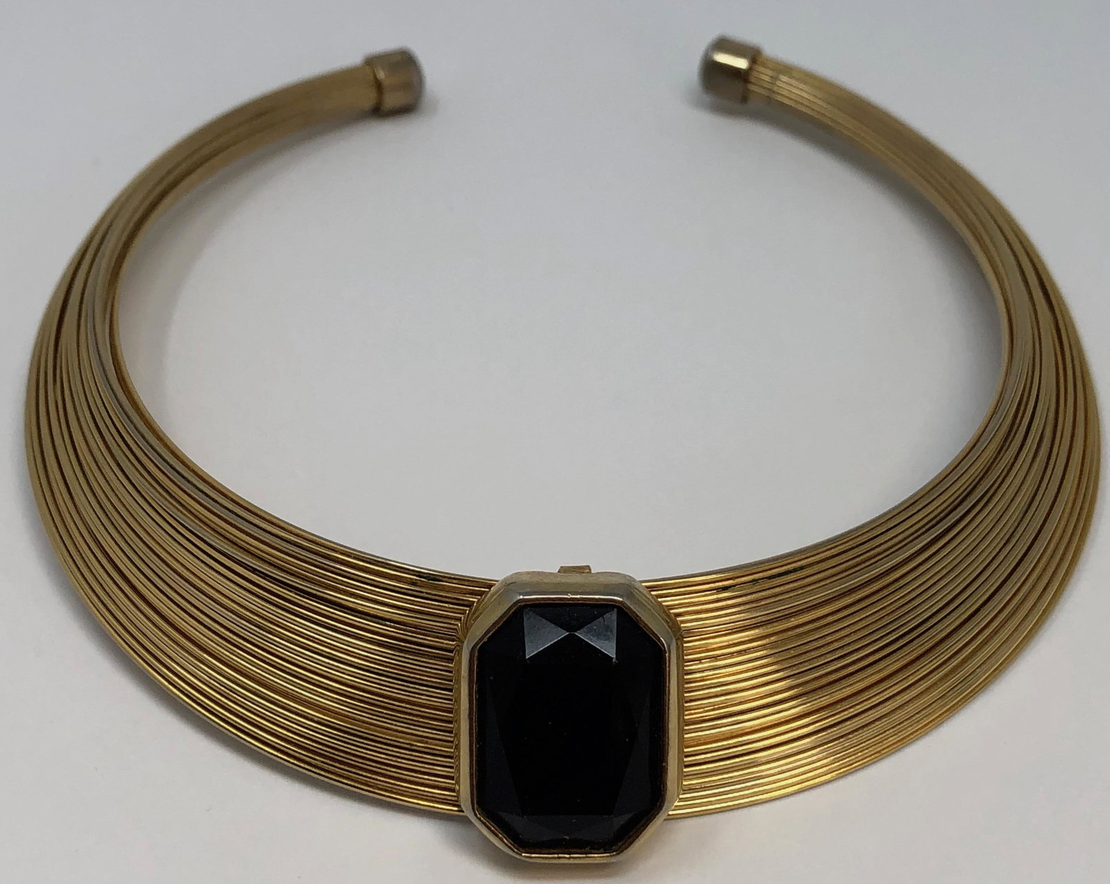 Elegant Vintage Alice Caviness Black stone gilt necklace: Description: Elegant Vintage Alice Caviness Black stone gilt necklace . Measurement approximate: 20"l Material: Gilt/ Semi â€“ Precious stone. This item has a reserve price.
