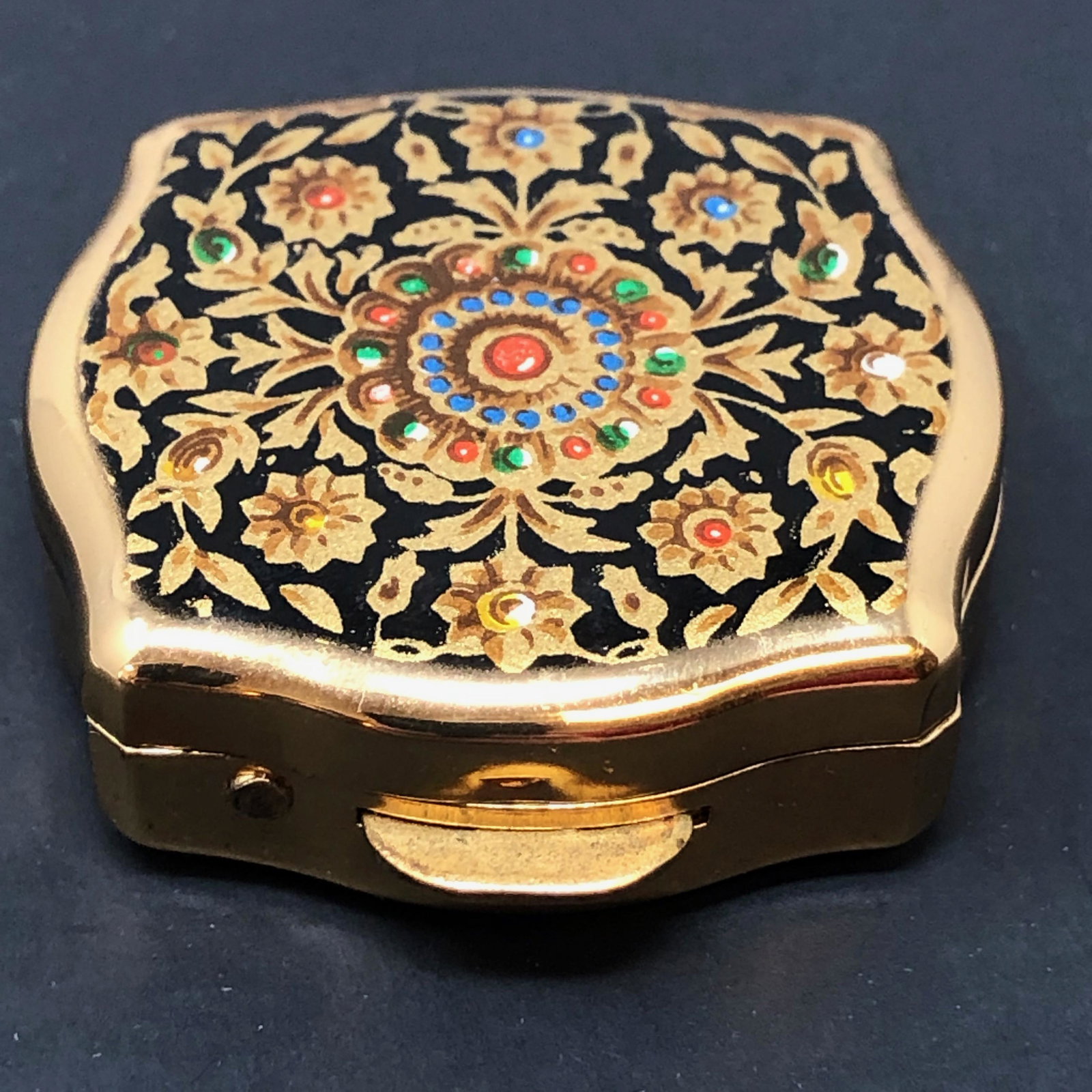 Vintage STRATTON England Golden Pill Box: Description: Vintage STRATTON England Golden Pill Box . Approximate measurements: 1.5 x 1.5 x 0.33 inches. Materials: gold toned metal, plastic. This item has a reserve price.