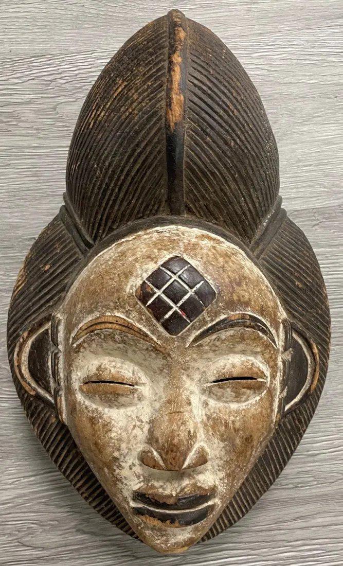 Okuyi Mask from the Punu tribe Gabon Central Africa (1 of 2)