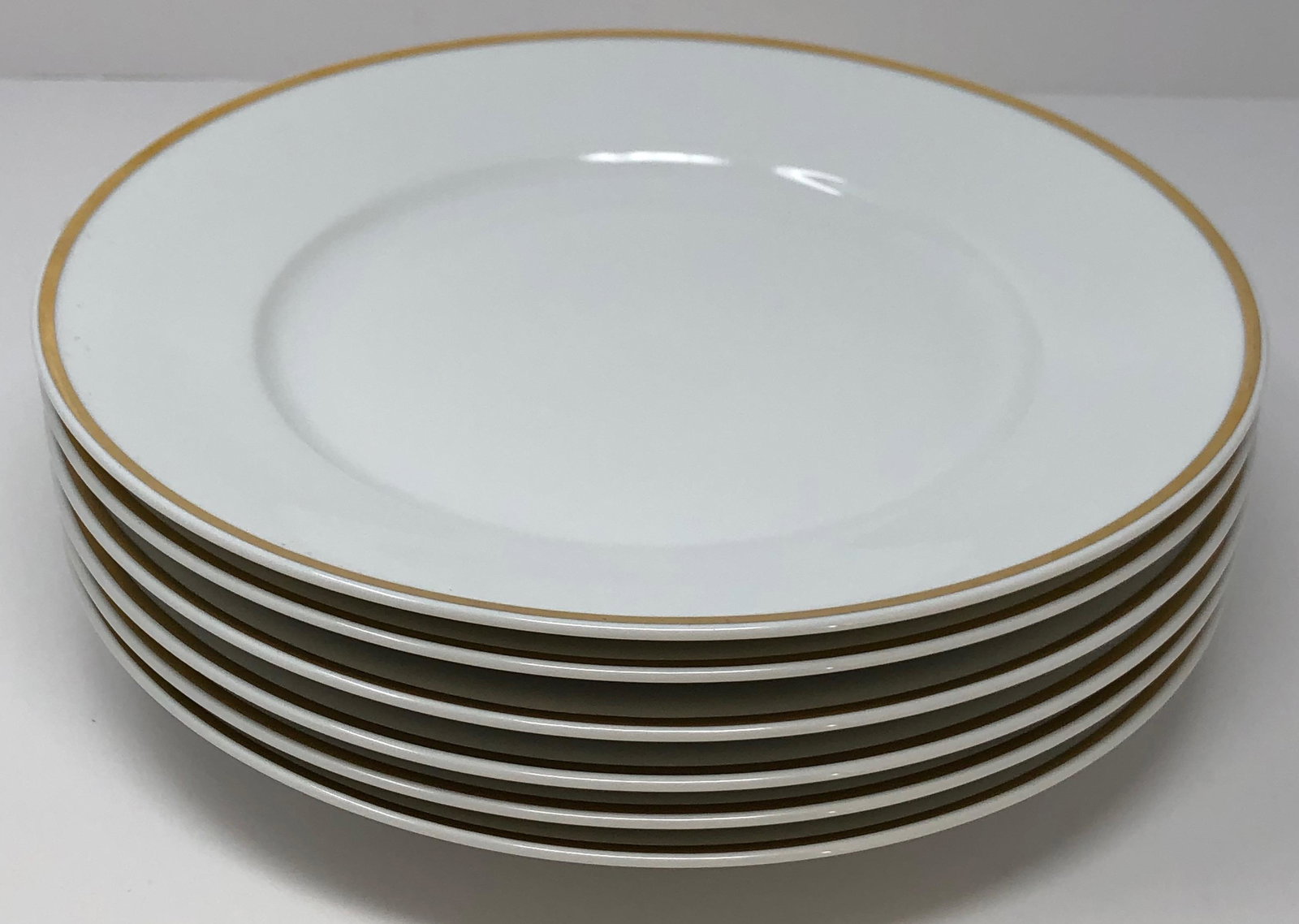 6 White gold rim Richard Ginori dinner plates: Description: 6 White gold rim Richard Ginori dinner plates Measurement approximate: 10” DiameterMaterial: Porcelain