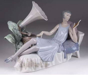 LLADRO 1982 LADY LYING ON DIVAN # H15 J  Retired