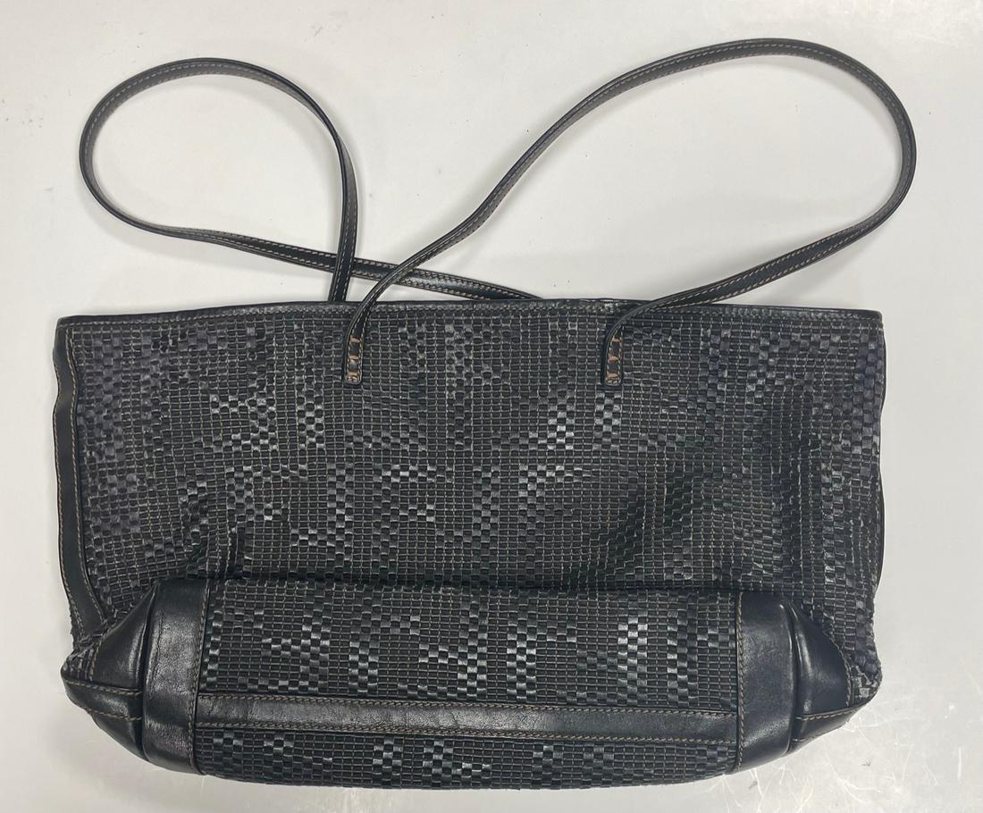 Vintage FENDI hand bag: Description: Vintage FENDI hand bagMeasurement approximate: 10 x 17 (Inches).Material: Leather.