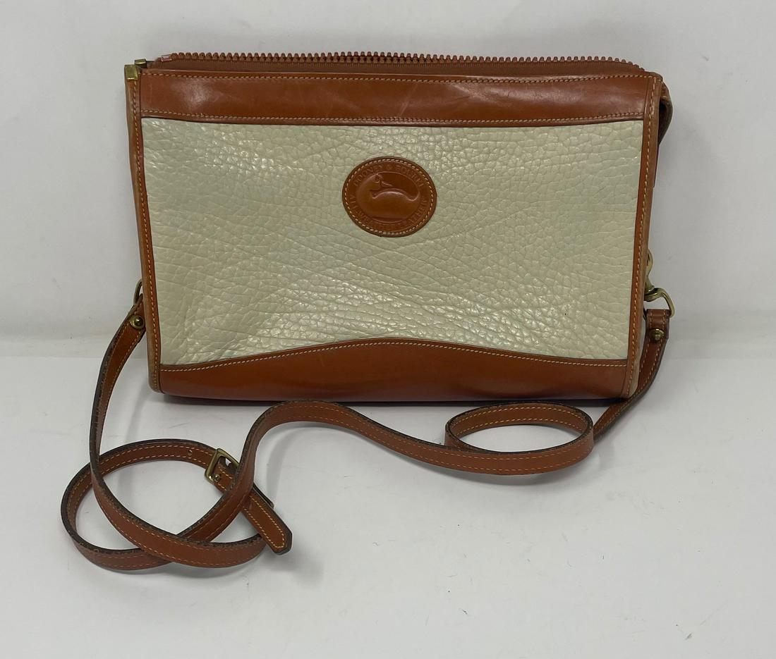 Vintage Dooney & Bourke Hand bag: Description: Vintage Dooney & Bourke Hand bag. Measurement approximate: Material: Leather