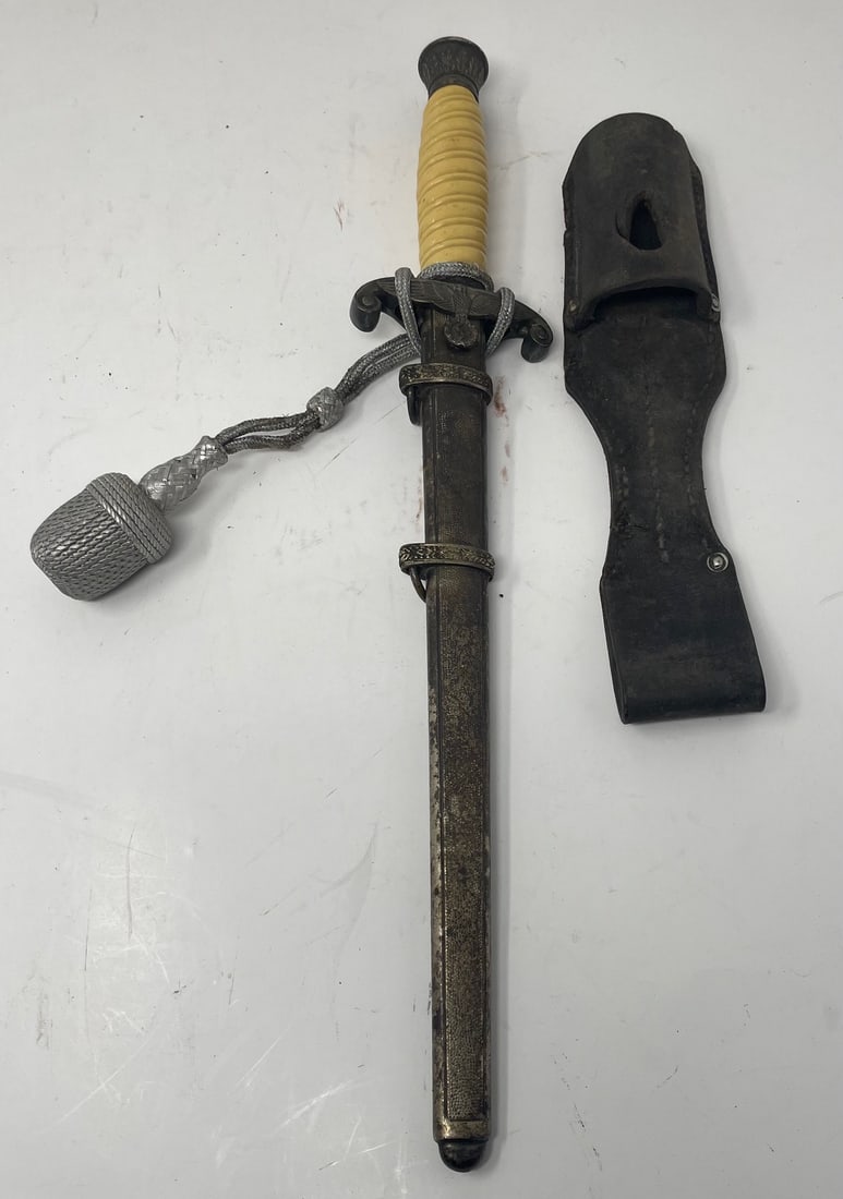 WWII GERMAN LUFTWAFFE DAGGER WITH SCABBARD/HANGER (1 of 11)