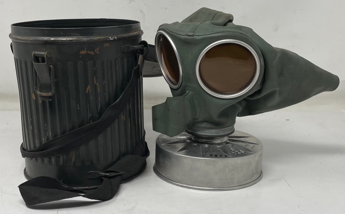 ORIGINAL WWII LUFTSCHUTZ GERMAN GAS MASK AND FILTER/CANISTER (1 of 6)